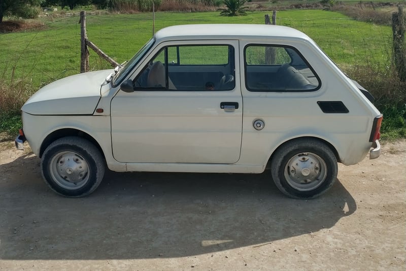 Samochód sfotografowany z boku — Lido di Noto, Włochy, 2020