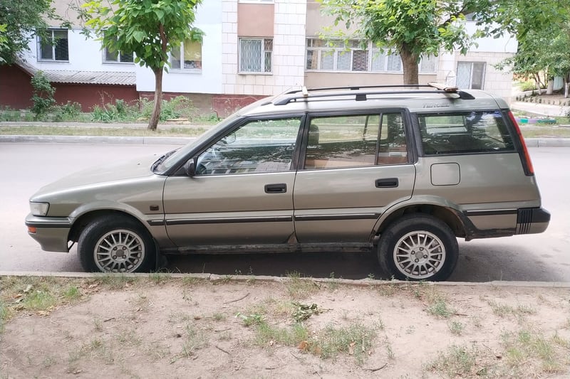 Samochód sfotografowany z boku — Tyraspol, Mołdawia, 2019