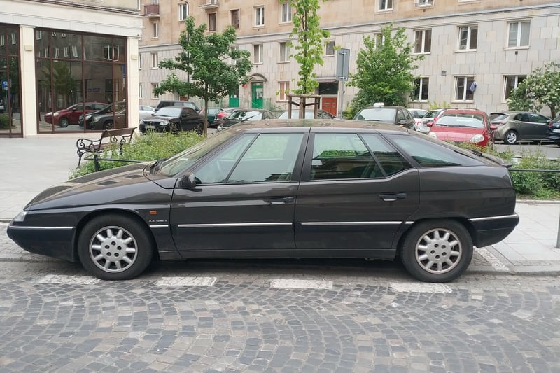 Samochód sfotografowany z boku — Warszawa, Polska, 2020