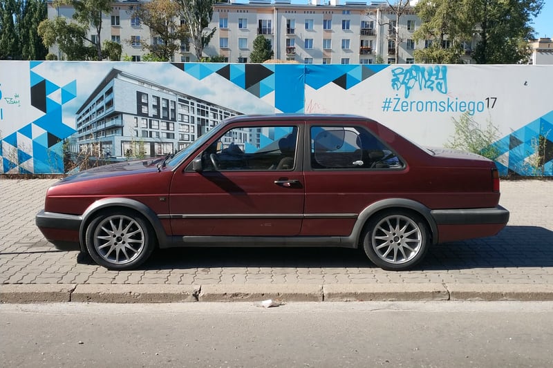 Samochód sfotografowany z boku — Warszawa, Polska, 2019
