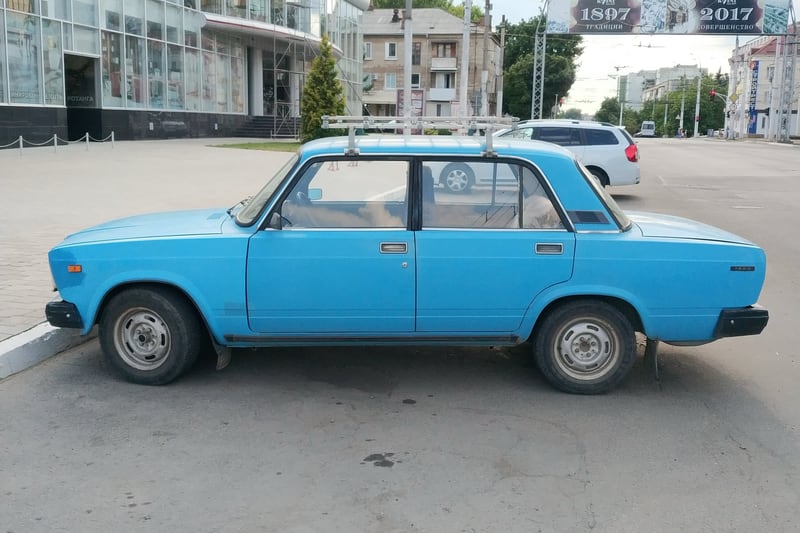Samochód sfotografowany z boku — Tyraspol, Mołdawia, 2019