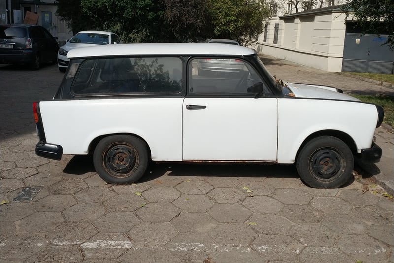 Samochód sfotografowany z boku — Warszawa, Polska, 2020