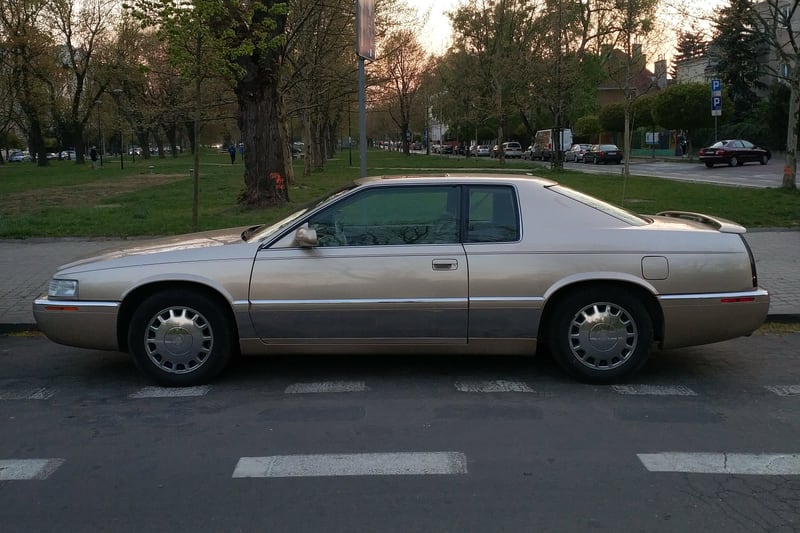 Samochód sfotografowany z boku — Warszawa, Polska, 2019
