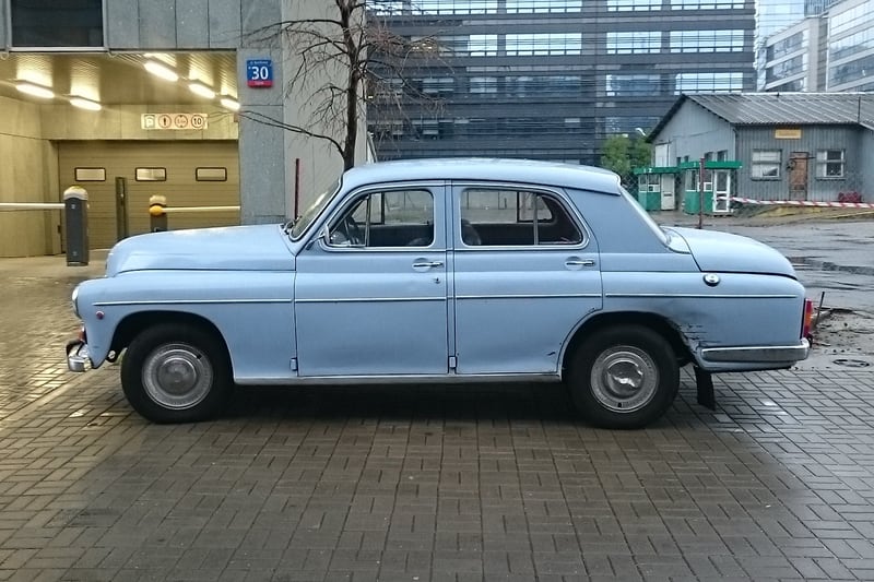 Samochód sfotografowany z boku — Warszawa, Polska, 2015