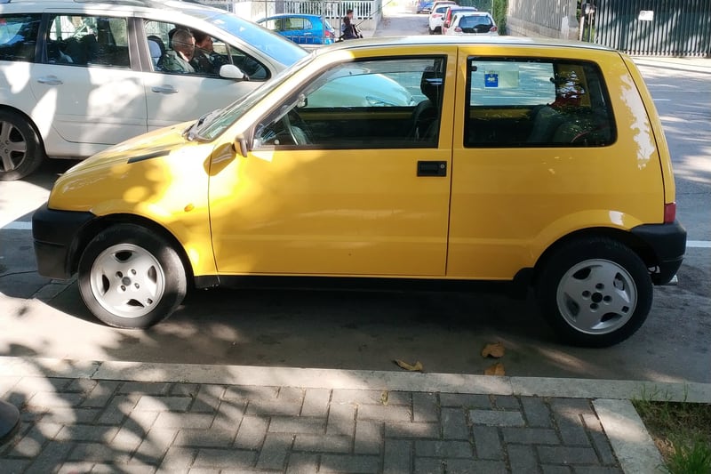 Samochód sfotografowany z boku — Montesilvano, Włochy, 2019