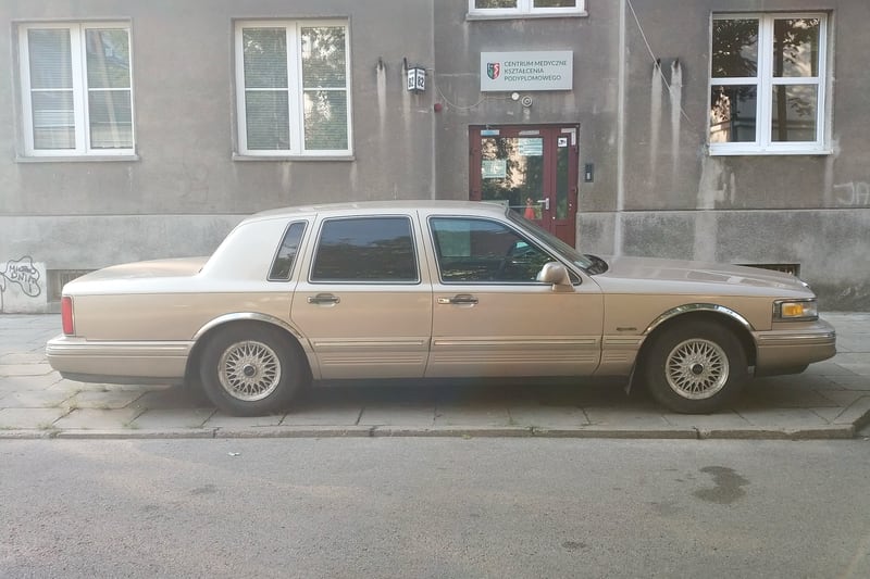 Samochód sfotografowany z boku — Warszawa, Polska, 2019