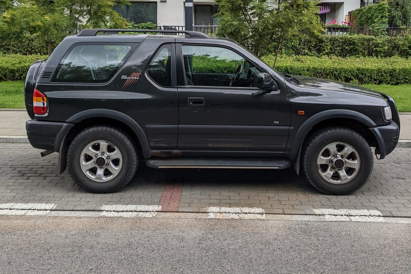 Samochód sfotografowany z boku — Warszawa, Polska, 2022
