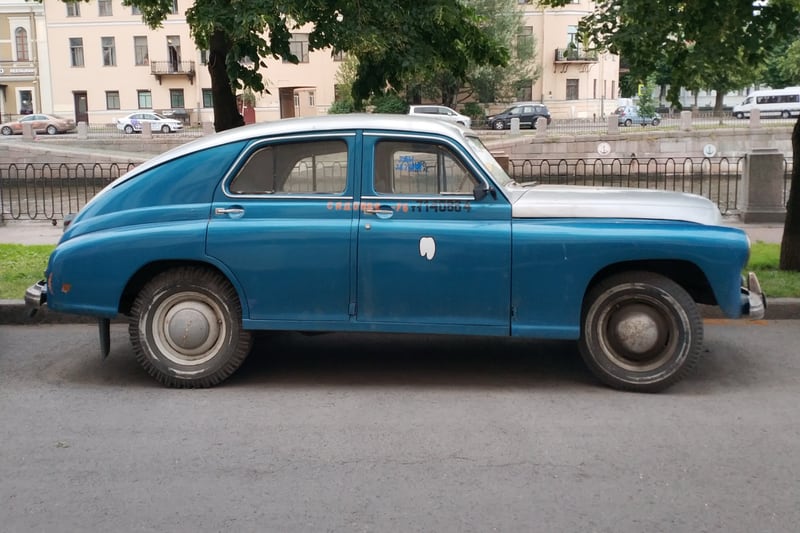Samochód sfotografowany z boku — Petersburg, Rosja, 2019