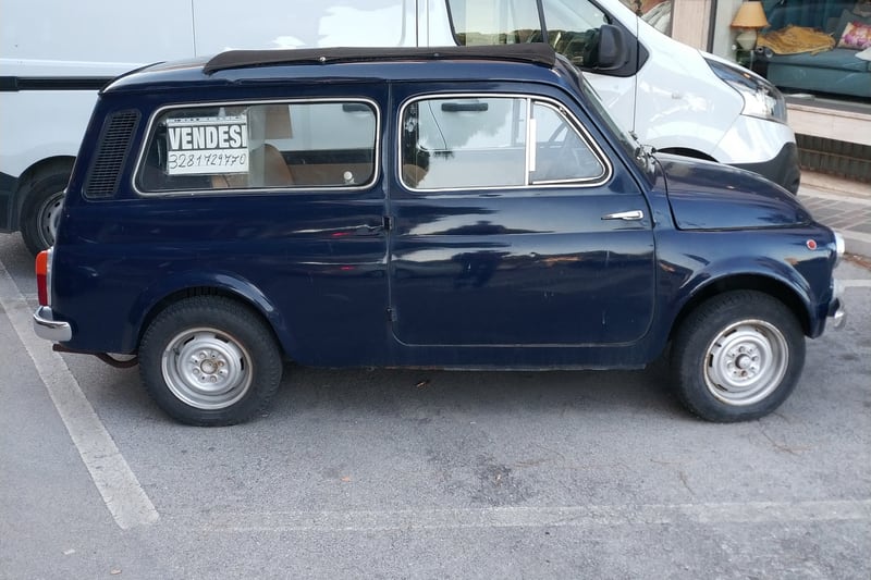 Samochód sfotografowany z boku — Pescara, Włochy, 2019