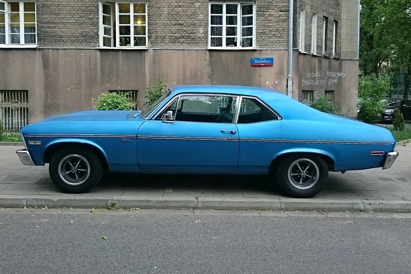 Samochód sfotografowany z boku — Warszawa, Polska, 2015