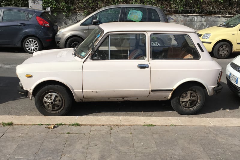 Samochód sfotografowany z boku — Palermo, Włochy, 2017