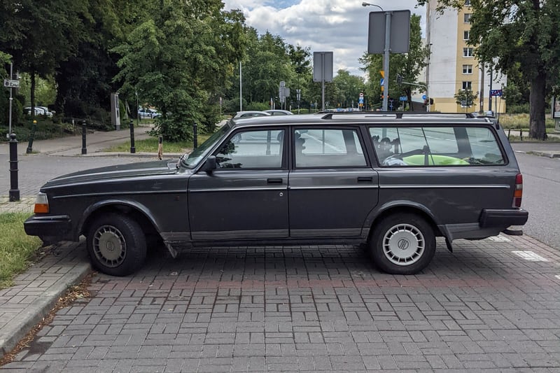 Samochód sfotografowany z boku — Warszawa, Polska, 2022
